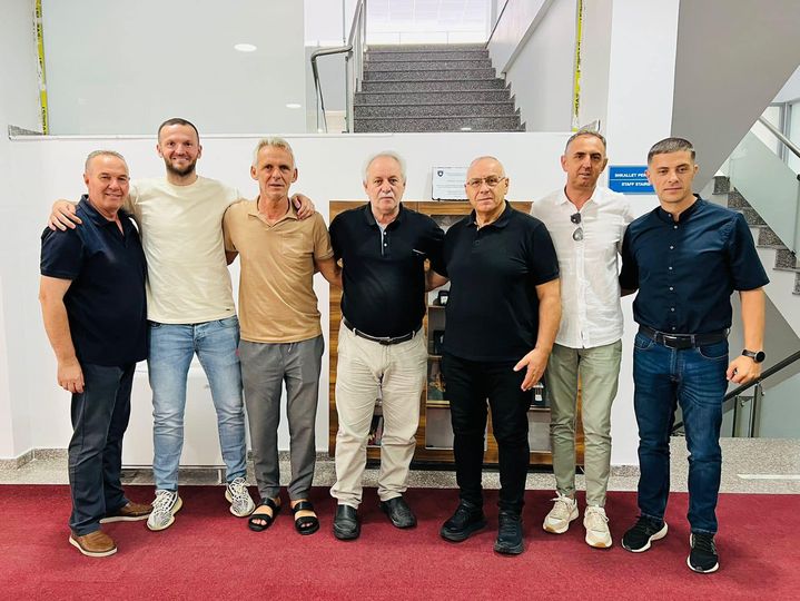Kryetari Burim Berisha dhe Presidenti i Federatës së Futbollit të Kosovës Agim Ademi, diskutojnë për projektet infrastrukturore të futbollit