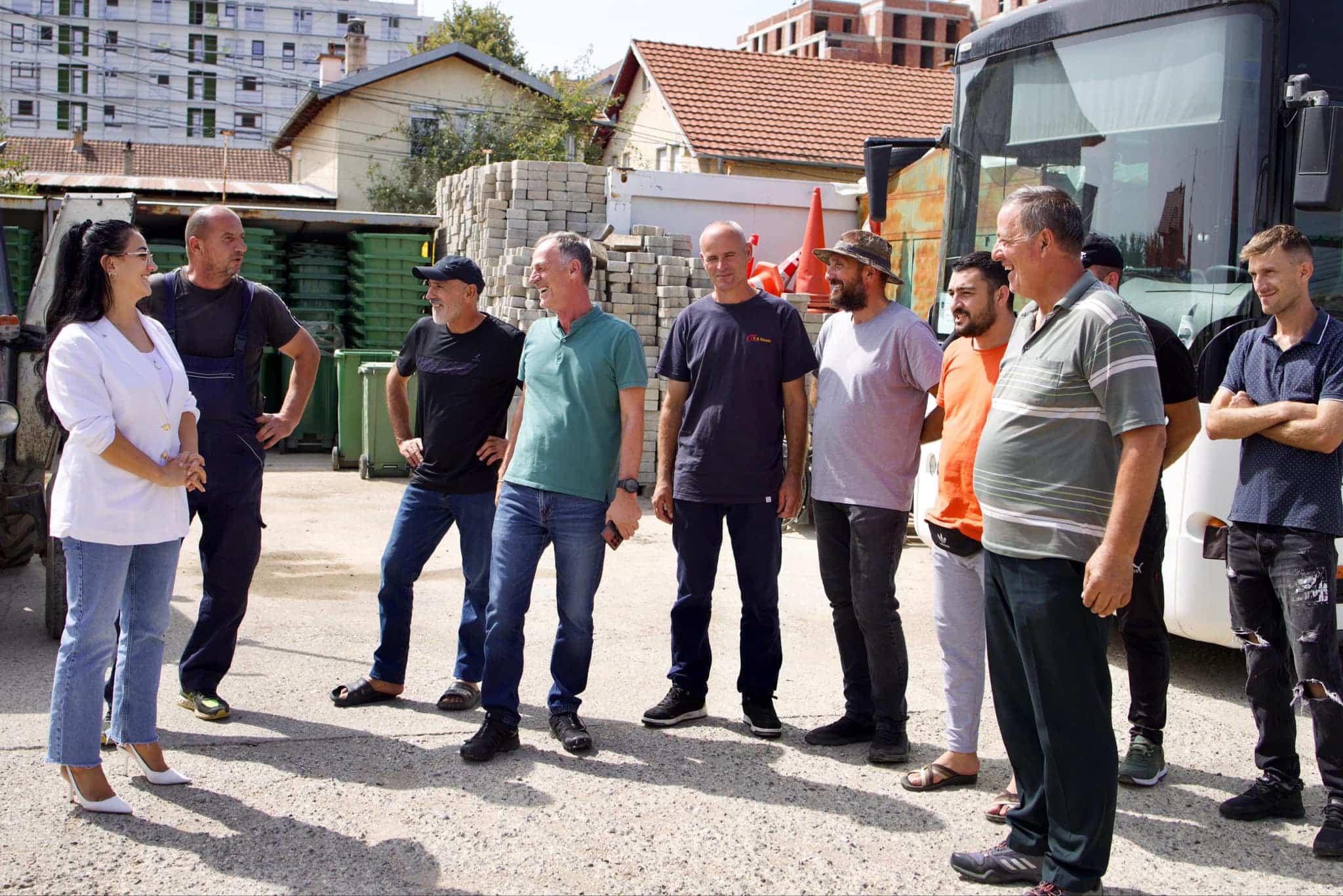 Fermerët pajisen me pajisje bujqësore për të përkrahur punën e tyre