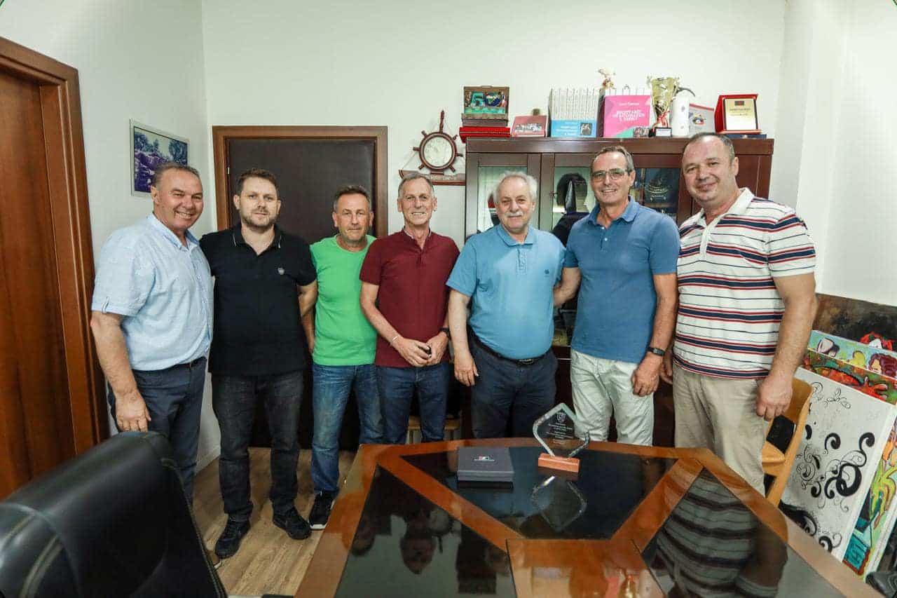 Kryetari i Komunës së Fushë Kosovës z.Burim Berisha ka pritur sot në takim kryetarin e Federatës së Pingpongut z.Nehat Çitaku dhe udhëheqësit e klubit të pingpongut “Kosovari” nga Bardhi i Madh