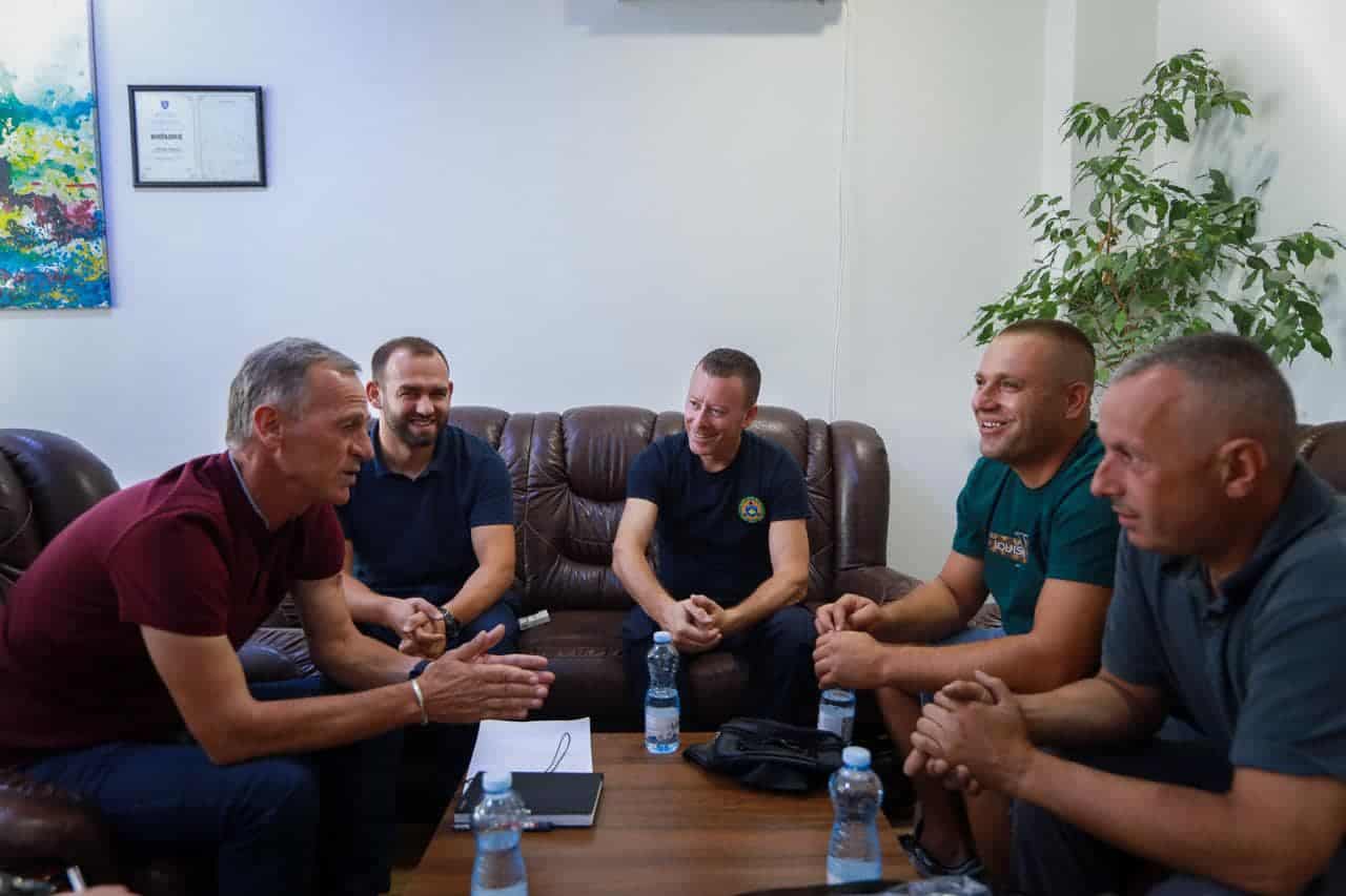 Shpërndahen pajisje mbrojtëse për ekipin e zjarrfikësve